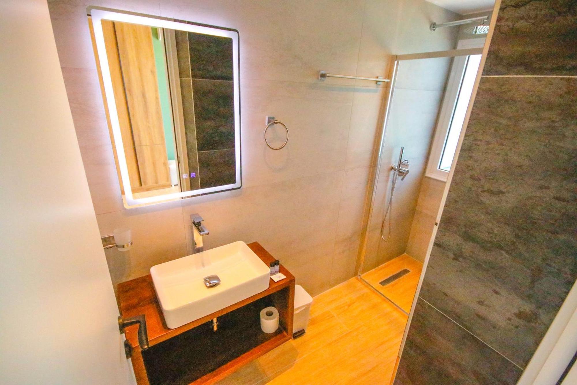 Emily'S Hotel Himarë Dış mekan fotoğraf